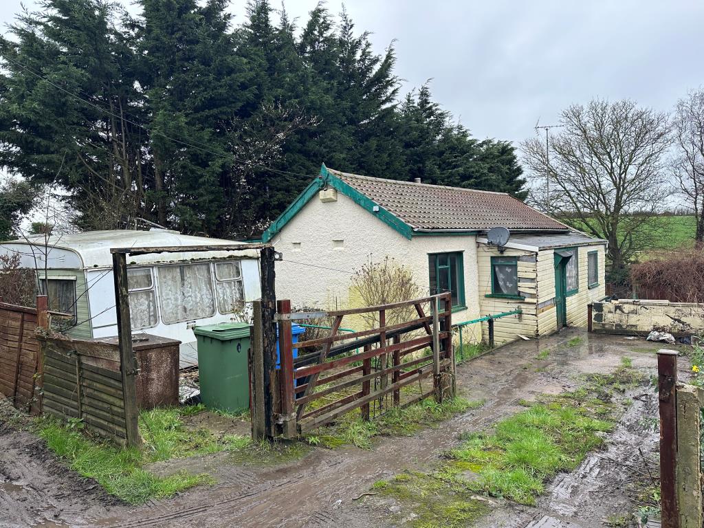 Lot: 79 - DILAPIDATED DETACHED BUNGALOW - Detached bungalow with off road parking